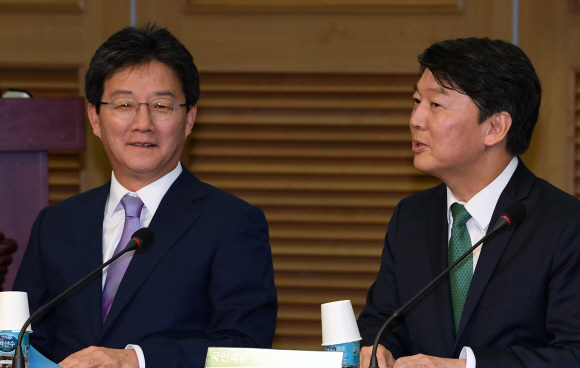 안철수 국민의당 대표와 유승민 바른정당 의원이 10일 오후 여의도 국회의원회관 세미나실에서 열린 국민통합포럼 ’선거제도개편의 바람직한 방향’ 토론회에서 얘기를 나누고 있다. 2017.10.10 강성남 선임기자 snk@seoul.co.kr