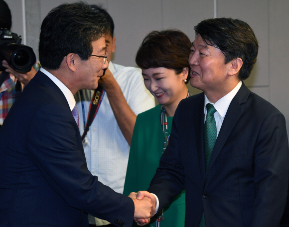 안철수 국민의당 대표와 유승민 바른정당 의원이 10일 오후 여의도 국회의원회관 세미나실에서 열린 국민통합포럼 ’선거제도개편의 바람직한 방향’ 토론회에서 만나 인사를 하고 있다. 2017.10.10 강성남 선임기자 snk@seoul.co.kr