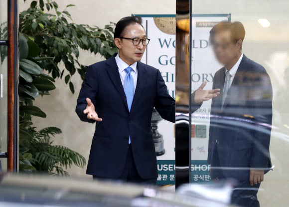 사무실 나서는 이 전 대통령