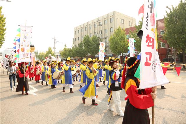 지난해 10월 서울 구로중학교부터 구로5동 거리공원까지 약 1.5㎞ 구간에 걸쳐 진행된 ‘길놀이 축제’ 모습.<br>구로구 제공