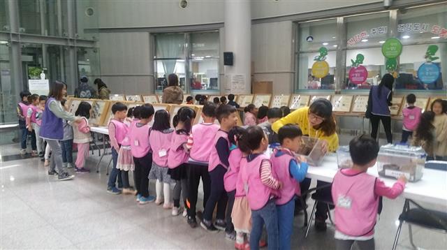 서울 도봉구가 사슴벌레, 장수풍뎅이 등의 표본을 볼 수 있는 숲속곤충 체험전을 11~20일 구청과 구민회관에서 연다. 사진은 지난해 행사 모습.<br>도봉구 제공