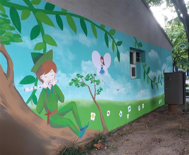 외벽 벽화 그리기 작업을 통해 새롭게 거듭난 대림3동에 위치한 원지어린이공원 내 화장실.<br>영등포구 제공