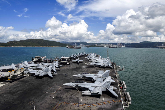 미국 핵 추진 항공모함 로널드레이건호가 지난 2일(현지시간) 홍콩항에 정박하기 위해 중국 해안을 따라 항해하고 있다. 이 항모는 오는 15일을 전후로 우리나라 동해상에 출동, 우리 해군과 고강도 연합 훈련을 할 것으로 알려졌다. 미국 해군 홈페이지