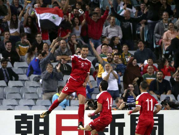   이때만 해도 좋았는데. 시리아 축구대표팀의 오마르 알 소마(왼쪽)가 10일 호주와의 아시아 플레이오프 2차 원정 경기 전반 선제골을 터뜨린 뒤 포효하고 있다. 하지만 시리아는 연장 접전 끝에 1-2로 지며 대륙간 플레이오프 진출권을 호주에게 넘기고 말았다. 시드니 AP 연합뉴스 
