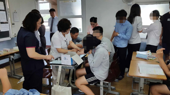 10일 오후 급성 림프구성 백혈병이 잇따라 발병한 전남 해남의 한 중학교 학생들이 혈액검사를 위해 채혈을 받고 있다. 해남교육지원청 제공