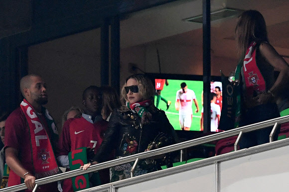 팝스타 마돈나(가운데)가 아들 데이비드 반다(왼쪽 두번째)와 함께 10일(현지시간) 포르투갈 리스본에서 열린 2018 러시아 월드컵 유럽예선 포르투갈과 스위스의 경기를 관람하고 있다. AFP 연합뉴스