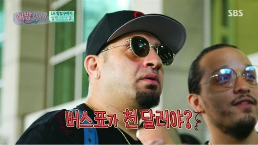 지난 5일 처음 방송한 SBS ‘내 방을 여행하는 낯선 이를 위한 안내서’에서 한국에 도착한 미국인 DJ 살람 렉이 공항에서 낯선 표정으로 주변을 두리번거리고 있다.