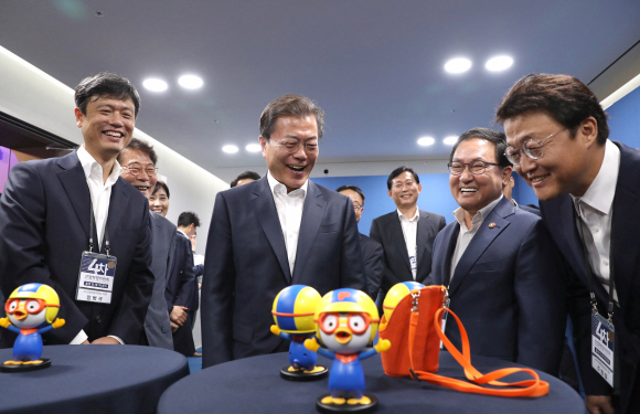 문재인 대통령이 11일 오후 서울 마포구 에스플렉스센터에서 열린 4차산업혁명위원회 출범 및 제1차회의에 참석 했다. 회의에 앞서 주형철(오른쪽) 4차산업혁명위원회 위원으로부터 음성인식이 가능한 인공지능 캐릭터로봇 뽀로롯에 대한 설명을 듣고 있다. 2017. 10. 11  안주영 기자 jya@seoul.co.kr