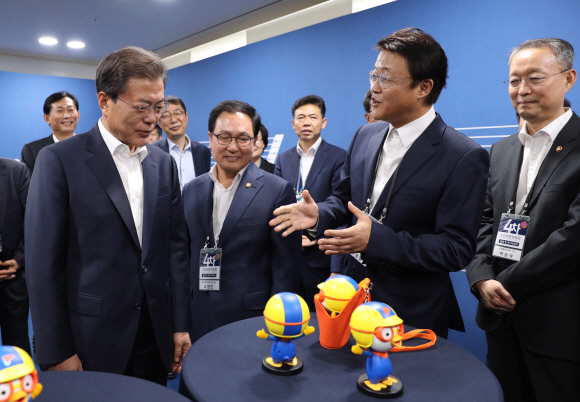 문재인 대통령이 11일 오후 서울 마포구 에스플렉스센터에서 열린 4차산업혁명위원회 출범 및 제1차회의에 참석 했다. 회의에 앞서 주형철(오른쪽 두번째) 4차산업혁명위원회 위원으로부터 음성인식이 가능한 인공지능 캐릭터로봇 뽀로롯에 대한 설명을 듣고 있다. 2017. 10. 11  안주영 기자 jya@seoul.co.kr