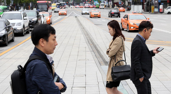 ’깜짝 추위에 팔짱을’