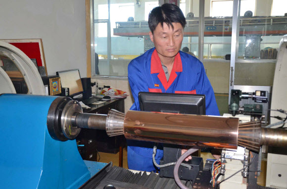 식료품 포장재 생산하는 북한 노동자