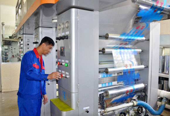 식료품 포장재 생산하는 북한 노동자