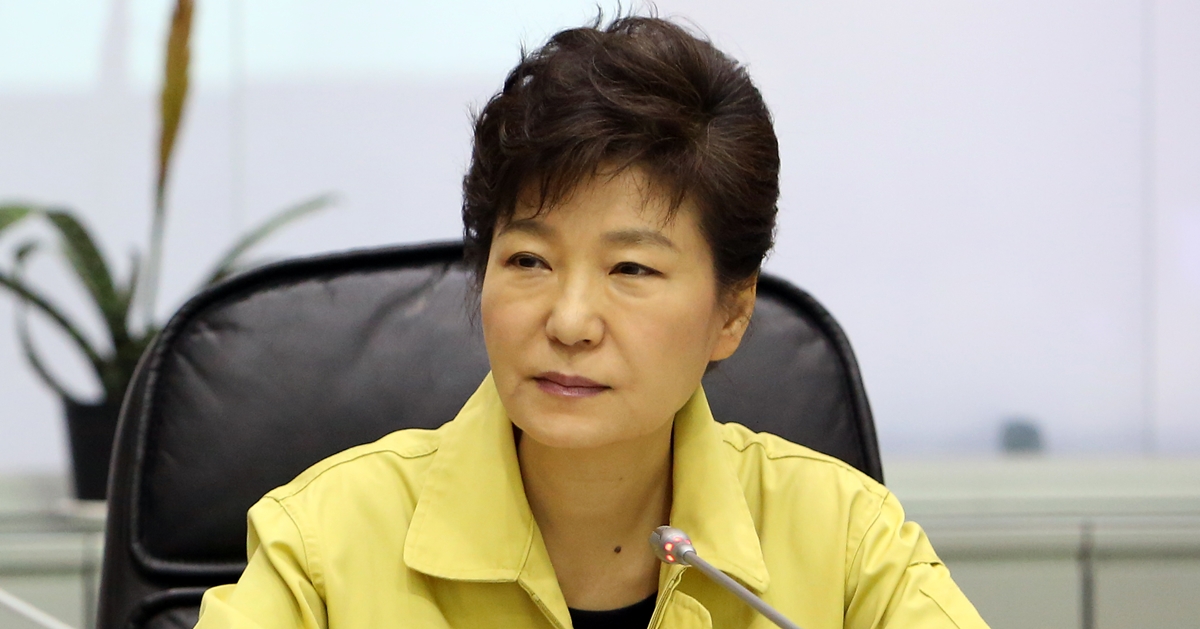 2014년 4월 16일 세월호 참사 당시 브리핑을 듣고 있는 박근혜 전 대통령.  청와대 제공