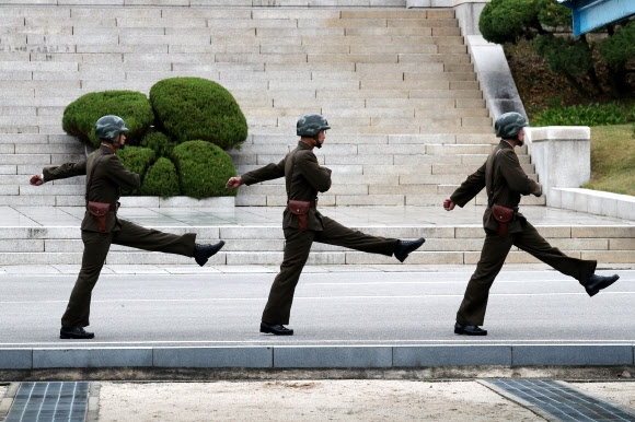 이동하는 북한 경비병