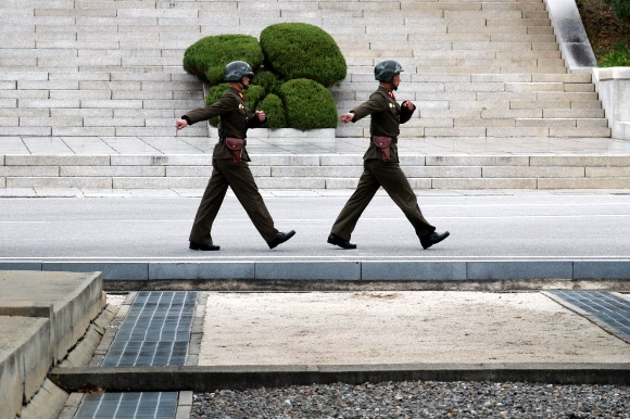 이동하는 북한 경비병