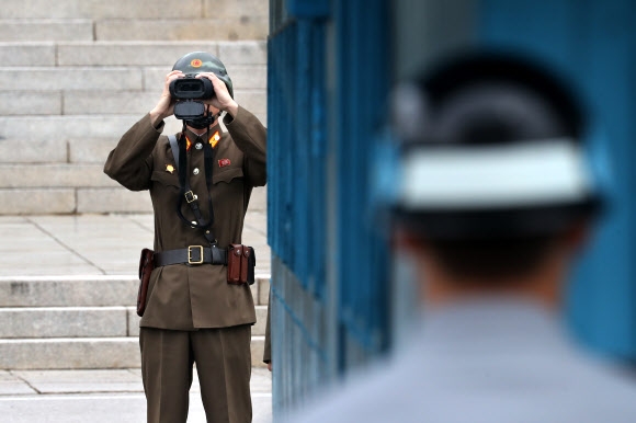 남쪽 관측하는 북한 경비병
