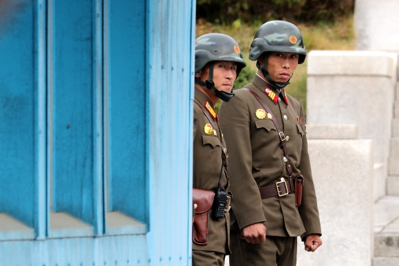 남쪽 바라보는 북한 경비병
