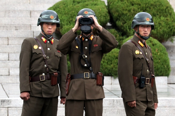 남쪽 바라보는 북한 경비병