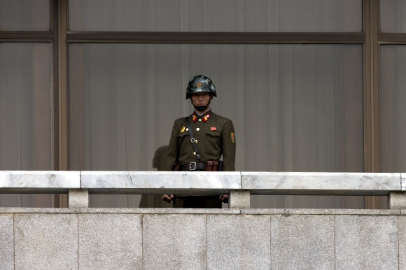 남측 바라보는 북한 경비병