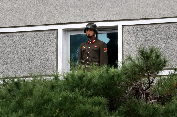 남측 바라보는 북한 경비병