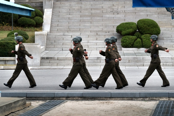 줄지어 이동하는 북한 경비병