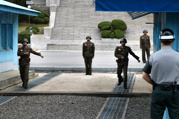 군사분계선으로 이동하는 북한경비병