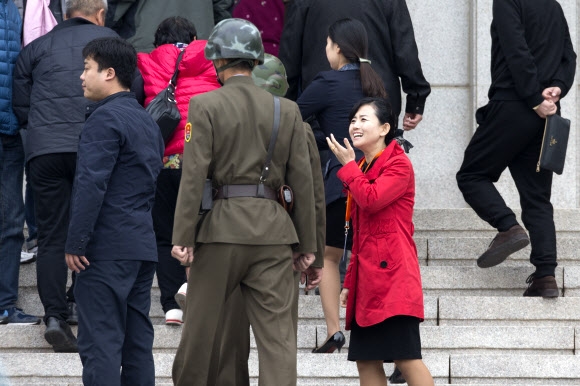 관광객 방문한 북한 판문각