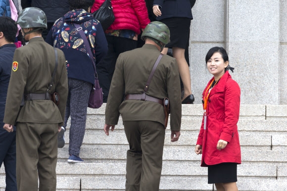 관광객 방문한 북한 판문각