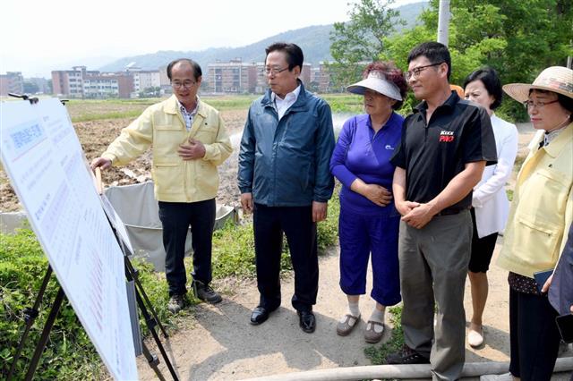 가뭄 현장을 방문한 조 시장이 용수 공급대책을 보고받고 있다.<br>광주시 제공