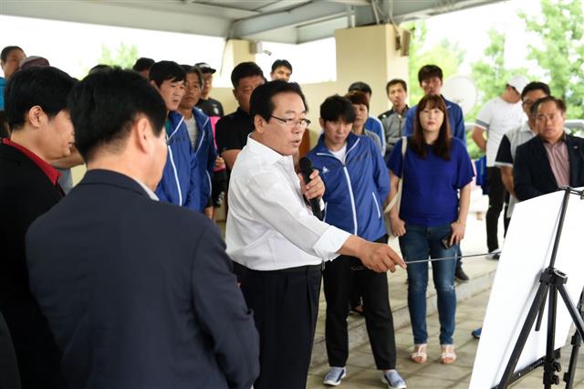 조 시장이 오포체육공원 조성 현장을 방문한 주민들에게 공사 현황을 설명하고 있다.<br>광주시 제공