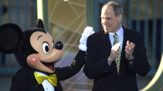 월트 디즈니를 이끌던 마이클 아이스너 회장 겸 최고경영자(CEO)를 미키마우스가 등을 토닥이고 있다.