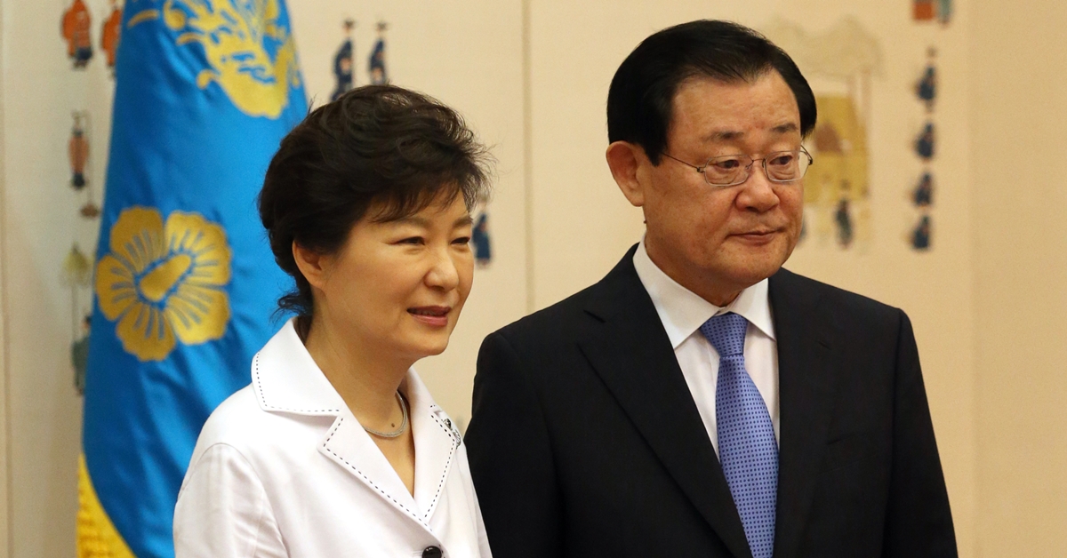박근혜(왼쪽) 전 대통령과 이병기 전 대통령 비서실장 국회사진기자단