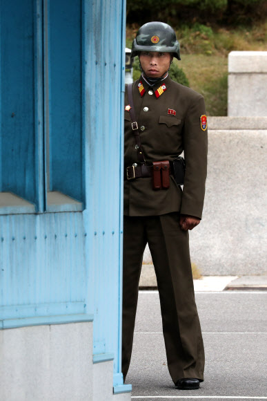 남쪽 바라보는 북한 경비병
