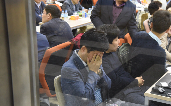 13일 국회에서 열린 국정감사장 주변에는 각 부처별로 공무원들이 답변을 준비하느라 바쁘게 움직이고 있다. 이종원 선임기자 jongwon@seoul.co.kr