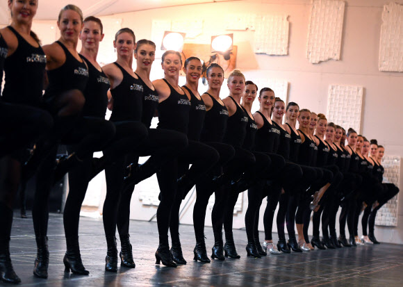 미국 유명 댄스팀 ‘라디오 시티 로케츠(The Radio City Rockettes)’가 12일(현지시간) 미국 뉴욕의 성 바울 교회에서 2017 크리스마스 공연 연습에 한창이다. AFP 연합뉴스