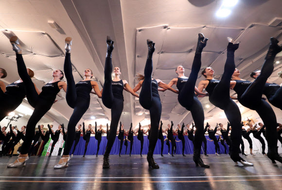 미국 유명 댄스팀 ‘라디오 시티 로케츠(The Radio City Rockettes)’가 12일(현지시간) 미국 뉴욕의 성 바울 교회에서 2017 크리스마스 공연 연습에 한창이다. EPA 연합뉴스