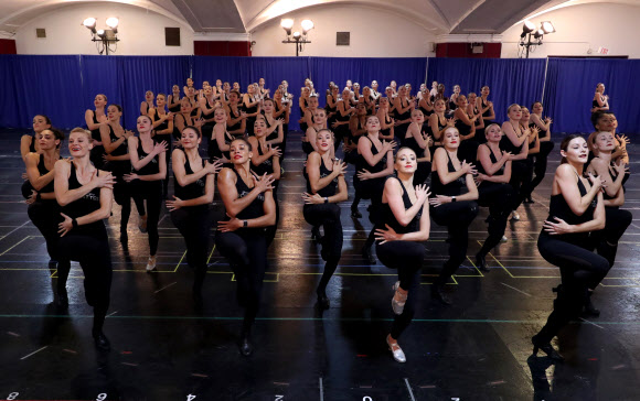 미국 유명 댄스팀 ‘라디오 시티 로케츠(The Radio City Rockettes)’가 12일(현지시간) 미국 뉴욕의 성 바울 교회에서 2017 크리스마스 공연 연습에 한창이다. EPA 연합뉴스