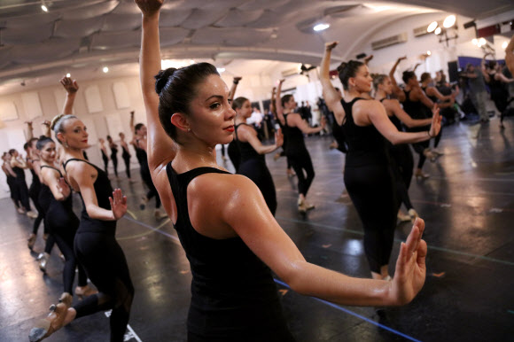 미국 유명 댄스팀 ‘라디오 시티 로케츠(The Radio City Rockettes)’가 12일(현지시간) 미국 뉴욕의 성 바울 교회에서 2017 크리스마스 공연 연습에 한창이다. EPA 연합뉴스