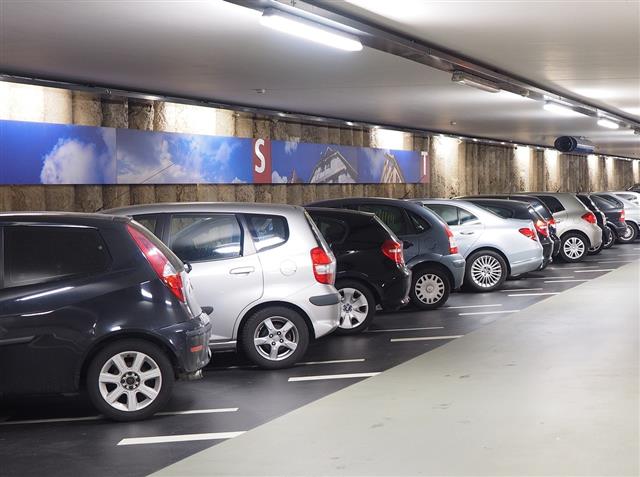 유료 주차장에서 차가 파손된 경우 주차장 측이 관리에 소홀했다면 수리비를 보상받을 수 있다. Pixabay 제공