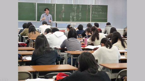 도쿄의 한 공무원 준비 학원의 수업 모습. 사기업들의 적극적 인재 영입 노력에 밀려 공무원 지망자가 줄면서 지자체들의 인재 확보에 비상이 걸렸다. NHK 캡처
