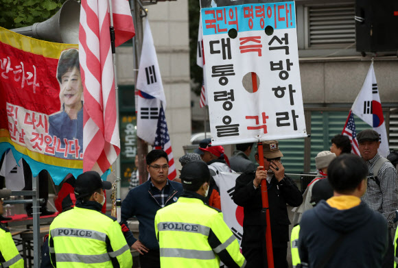 법원이 오는 16일 24시를 기해 구속 기간이 만료되는 박근혜 전 대통령에 대해 추가 구속영장을 발부한 13일 오후 서초구 서울중앙지방법원 앞에서 박 대통령 지지자가 침통해 하고 있다.  연합뉴스