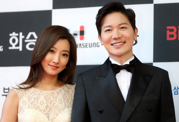 배우 이인혜(왼쪽)와 방송인 김정근이 13일 오후 부산 해운대구 벡스코 오디토리움에서 열린 제26회 부일영화상 레드카펫 행사에서 포즈를 취하고 있다.  연합뉴스