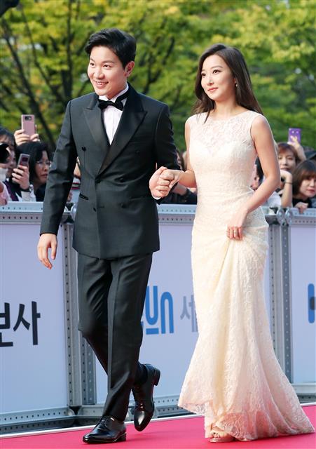 방송인 김정근과 배우 이인혜(오른쪽)가 13일 오후 부산 벡스코 오디트리움에서 열린 ‘부일 영화상’ 레드카펫 행사에 참석하고 있다.  뉴스1