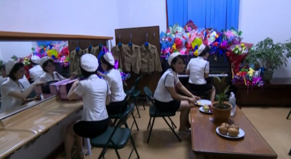 북 TV, 모란봉악단 무대 뒤 분장실 공개