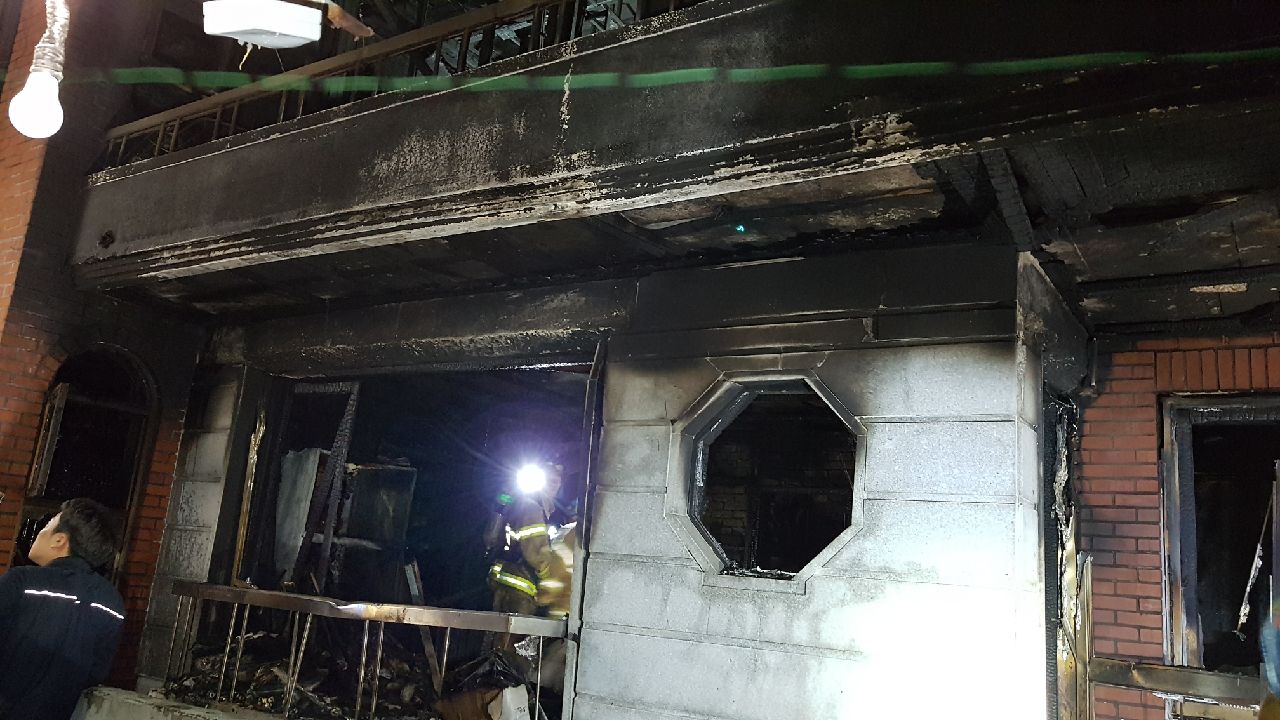 15일 오전 1시 47분쯤 경기 성남시 중원구의 한 다가구주택 2층에서 불이나 집 주인 신모(여)씨와 딸 김모씨가 숨졌다.