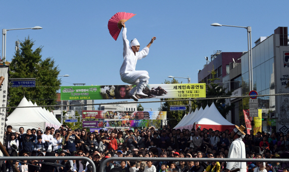 15일 서울 용산구 이태원 일대에서 열린 ’2017 이태원 지구촌 축제’에서 줄타기 공연이 진행되고 있다. 2017. 10. 15. 박윤슬 기자 seul@seoul.co.kr