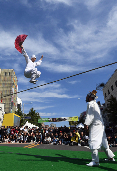 15일 서울 용산구 이태원 일대에서 열린 ’2017 이태원 지구촌 축제’에서 줄타기 공연이 진행되고 있다. 2017. 10. 15. 박윤슬 기자 seul@seoul.co.kr