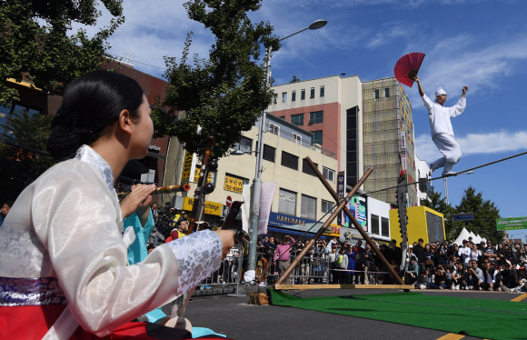 15일 서울 용산구 이태원 일대에서 열린 ’2017 이태원 지구촌 축제’에서 줄타기 공연이 진행되고 있다. 2017. 10. 15. 박윤슬 기자 seul@seoul.co.kr