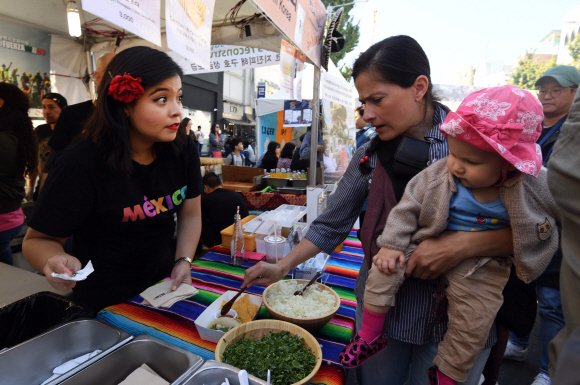 15일 서울 용산구 이태원 일대에서 열린 ’2017 이태원 지구촌 축제’에서 방문객들이 다양한 세계 요리를 맛보고 있다. 2017. 10. 15. 박윤슬 기자 seul@seoul.co.kr