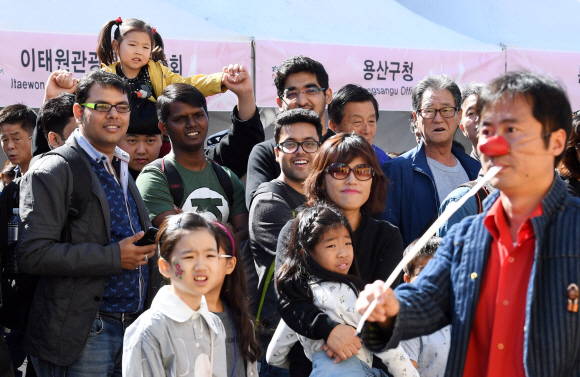 15일 서울 용산구 이태원 일대에서 열린 ’2017 이태원 지구촌 축제’에서 방문객들이 마술쇼를 관람하고 있다. 2017. 10. 15. 박윤슬 기자 seul@seoul.co.kr